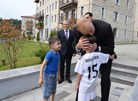  İlham Əliyev və Sərdar Berdiməhəmmədov Şuşa şəhərində inşa edilmiş birinci yaşayış kompleksində olublar