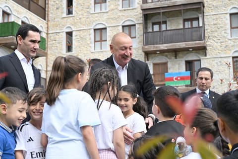 İlham Əliyev və Sərdar Berdiməhəmmədov Şuşa şəhərində inşa edilmiş birinci yaşayış kompleksində olublar