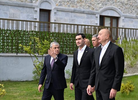  İlham Əliyev və Sərdar Berdiməhəmmədov Şuşa şəhərində inşa edilmiş birinci yaşayış kompleksində olublar
