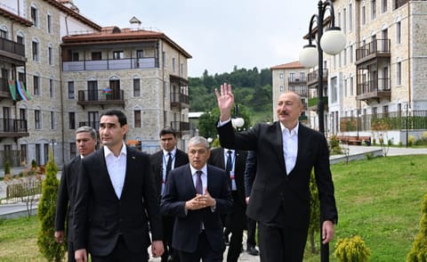  İlham Əliyev və Sərdar Berdiməhəmmədov Şuşa şəhərində inşa edilmiş birinci yaşayış kompleksində olublar