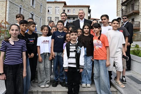  İlham Əliyev və Sərdar Berdiməhəmmədov Şuşa şəhərində inşa edilmiş birinci yaşayış kompleksində olublar