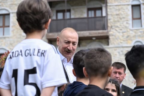  İlham Əliyev və Sərdar Berdiməhəmmədov Şuşa şəhərində inşa edilmiş birinci yaşayış kompleksində olublar