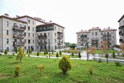  İlham Əliyev və Sərdar Berdiməhəmmədov Şuşa şəhərində inşa edilmiş birinci yaşayış kompleksində olublar