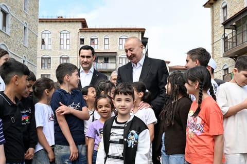  İlham Əliyev və Sərdar Berdiməhəmmədov Şuşa şəhərində inşa edilmiş birinci yaşayış kompleksində olublar