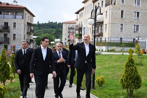  İlham Əliyev və Sərdar Berdiməhəmmədov Şuşa şəhərində inşa edilmiş birinci yaşayış kompleksində olublar