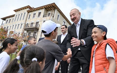  İlham Əliyev və Sərdar Berdiməhəmmədov Şuşa şəhərində inşa edilmiş birinci yaşayış kompleksində olublar