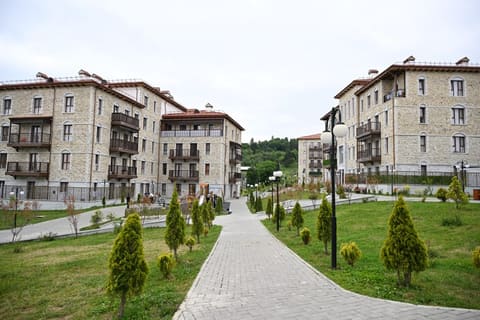  İlham Əliyev və Sərdar Berdiməhəmmədov Şuşa şəhərində inşa edilmiş birinci yaşayış kompleksində olublar