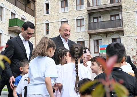  İlham Əliyev və Sərdar Berdiməhəmmədov Şuşa şəhərində inşa edilmiş birinci yaşayış kompleksində olublar