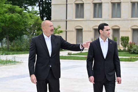 İlham Əliyev və Sərdar Berdiməhəmmədov Şuşada Azərbaycanın tanınmış şəxsiyyətlərinin işğal dövründə güllələnmiş büstlərinə baxıblar