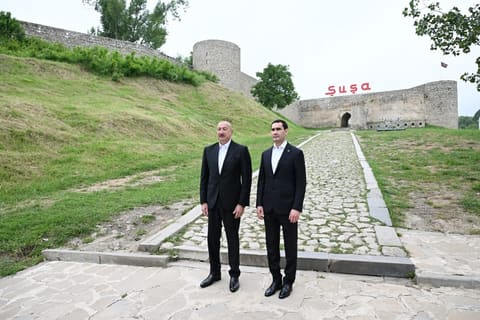 İlham Əliyev və Sərdar Berdiməhəmmədov Şuşada Azərbaycanın tanınmış şəxsiyyətlərinin işğal dövründə güllələnmiş büstlərinə baxıblar