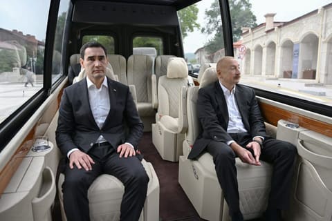 İlham Əliyev və Sərdar Berdiməhəmmədov Şuşada Azərbaycanın tanınmış şəxsiyyətlərinin işğal dövründə güllələnmiş büstlərinə baxıblar
