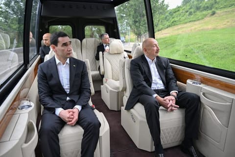 İlham Əliyev və Sərdar Berdiməhəmmədov Şuşada Azərbaycanın tanınmış şəxsiyyətlərinin işğal dövründə güllələnmiş büstlərinə baxıblar