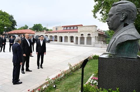 İlham Əliyev və Sərdar Berdiməhəmmədov Şuşada Azərbaycanın tanınmış şəxsiyyətlərinin işğal dövründə güllələnmiş büstlərinə baxıblar