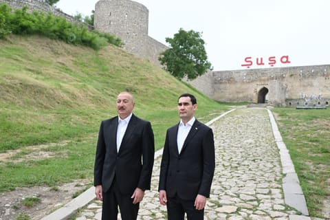 İlham Əliyev və Sərdar Berdiməhəmmədov Şuşada Azərbaycanın tanınmış şəxsiyyətlərinin işğal dövründə güllələnmiş büstlərinə baxıblar