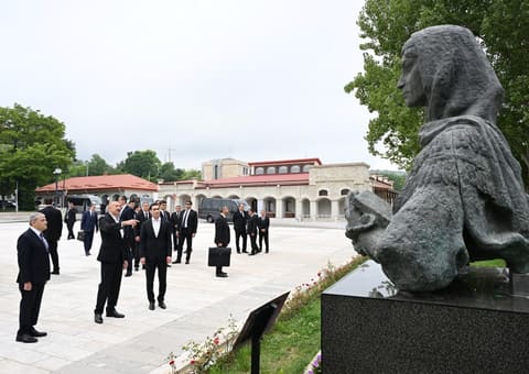 İlham Əliyev və Sərdar Berdiməhəmmədov Şuşada Azərbaycanın tanınmış şəxsiyyətlərinin işğal dövründə güllələnmiş büstlərinə baxıblar
