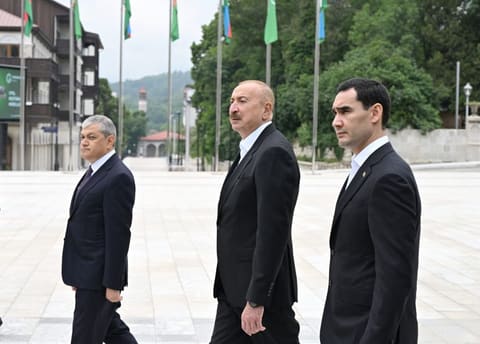 İlham Əliyev və Sərdar Berdiməhəmmədov Şuşada Azərbaycanın tanınmış şəxsiyyətlərinin işğal dövründə güllələnmiş büstlərinə baxıblar