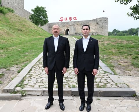 İlham Əliyev və Sərdar Berdiməhəmmədov Şuşada Azərbaycanın tanınmış şəxsiyyətlərinin işğal dövründə güllələnmiş büstlərinə baxıblar