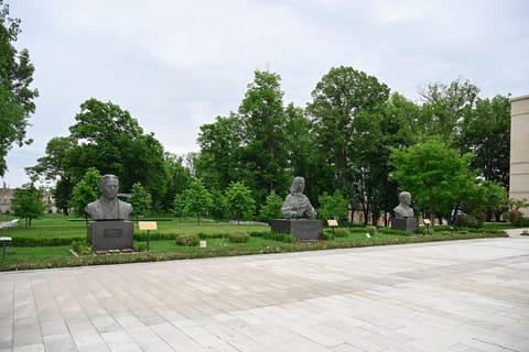 İlham Əliyev və Sərdar Berdiməhəmmədov Şuşada Azərbaycanın tanınmış şəxsiyyətlərinin işğal dövründə güllələnmiş büstlərinə baxıblar