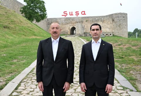 İlham Əliyev və Sərdar Berdiməhəmmədov Şuşada Azərbaycanın tanınmış şəxsiyyətlərinin işğal dövründə güllələnmiş büstlərinə baxıblar