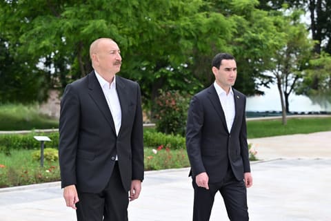 İlham Əliyev və Sərdar Berdiməhəmmədov Şuşada Azərbaycanın tanınmış şəxsiyyətlərinin işğal dövründə güllələnmiş büstlərinə baxıblar