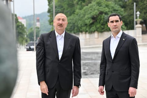 İlham Əliyev və Sərdar Berdiməhəmmədov Şuşada Azərbaycanın tanınmış şəxsiyyətlərinin işğal dövründə güllələnmiş büstlərinə baxıblar