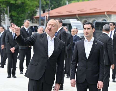 İlham Əliyev və Sərdar Berdiməhəmmədov Şuşada Azərbaycanın tanınmış şəxsiyyətlərinin işğal dövründə güllələnmiş büstlərinə baxıblar
