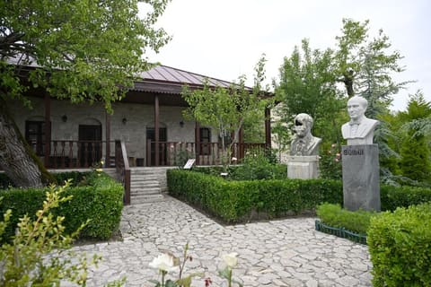 İlham Əliyev və Sərdar Berdiməhəmmədov Bülbülün ev-muzeyi ilə tanış olublar