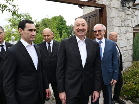 İlham Əliyev və Sərdar Berdiməhəmmədov Bülbülün ev-muzeyi ilə tanış olublar