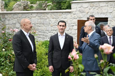 İlham Əliyev və Sərdar Berdiməhəmmədov Bülbülün ev-muzeyi ilə tanış olublar