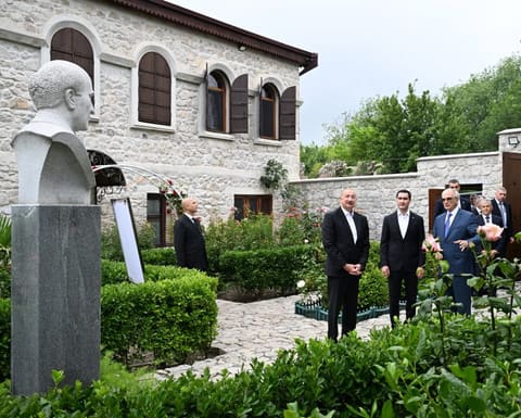 İlham Əliyev və Sərdar Berdiməhəmmədov Bülbülün ev-muzeyi ilə tanış olublar