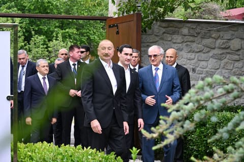 İlham Əliyev və Sərdar Berdiməhəmmədov Bülbülün ev-muzeyi ilə tanış olublar