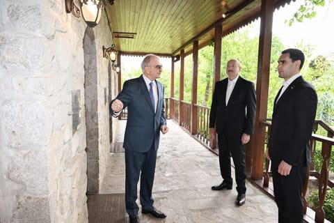 İlham Əliyev və Sərdar Berdiməhəmmədov Bülbülün ev-muzeyi ilə tanış olublar