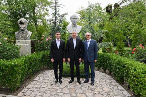 İlham Əliyev və Sərdar Berdiməhəmmədov Bülbülün ev-muzeyi ilə tanış olublar