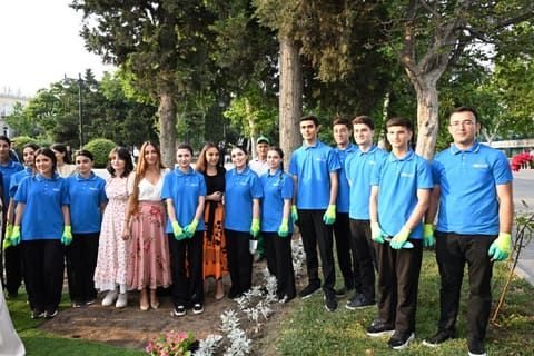 Leyla Əliyeva və Arzu Əliyeva Bakı Bulvarında mövsümi güllərin əkilməsi aksiyasında iştirak ediblər