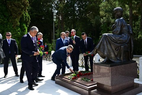Birinci Türkoloji Qurultayın 100 illik yubiley tədbirinin iştirakçıları Fəxri xiyabanı ziyarət edib