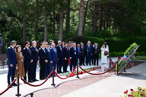 Birinci Türkoloji Qurultayın 100 illik yubiley tədbirinin iştirakçıları Fəxri xiyabanı ziyarət edib