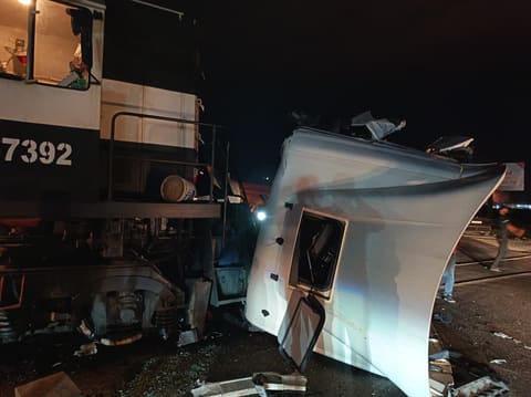 Sumqayıtda teplovoz benzin daşıyan avtomobillə toqquşub