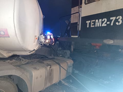 Sumqayıtda teplovoz benzin daşıyan avtomobillə toqquşub