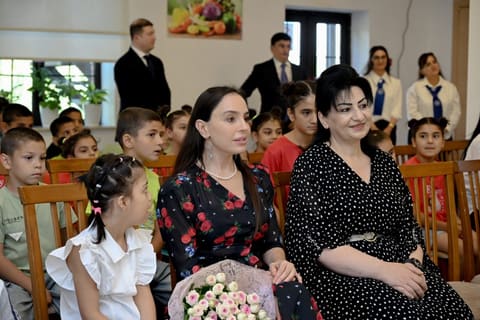 Leyla Əliyeva Şəkidə Uşaq evi sosial xidmət müəssisəsinin sakinləri ilə görüşüb
