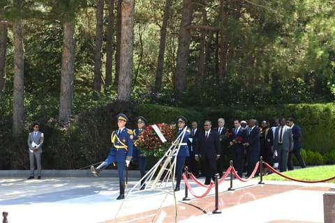 Zimbabve Milli Assambleyasının sədri Fəxri xiyabanı və Zəfər parkını ziyarət edib