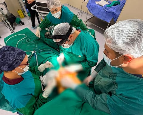 Azərbaycanda ilk dəfə limfedemaya qarşı nadir mikrocərrahi əməliyyat uğurla icra edilib