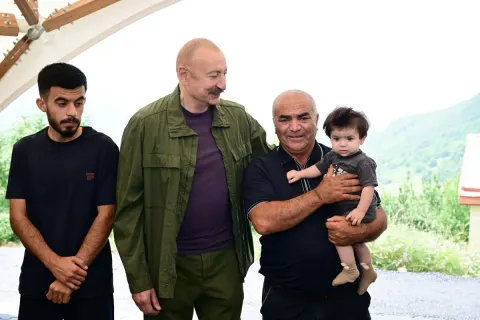 İlham Əliyev Şuşanın Kiçik Qaladərəsi kəndində görülən işlərlə tanış olub və kəndə qayıdan sakinlərlə görüşüb - YENİLƏNİB