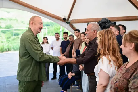 İlham Əliyev Şuşanın Kiçik Qaladərəsi kəndində görülən işlərlə tanış olub və kəndə qayıdan sakinlərlə görüşüb - YENİLƏNİB