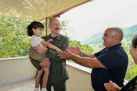 İlham Əliyev Şuşanın Kiçik Qaladərəsi kəndində görülən işlərlə tanış olub və kəndə qayıdan sakinlərlə görüşüb - YENİLƏNİB