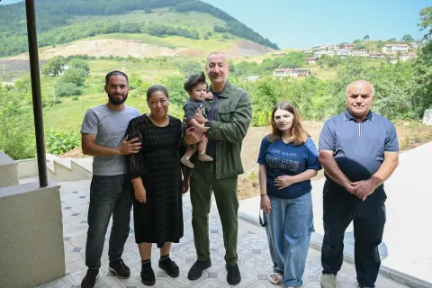 İlham Əliyev Şuşanın Kiçik Qaladərəsi kəndində görülən işlərlə tanış olub və kəndə qayıdan sakinlərlə görüşüb - YENİLƏNİB