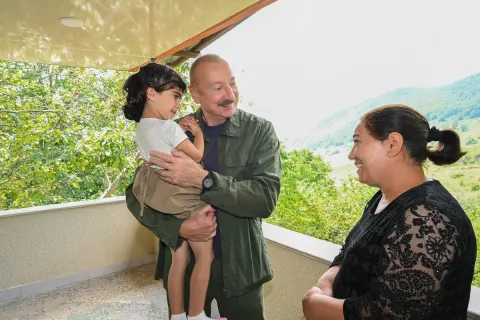 İlham Əliyev Şuşanın Kiçik Qaladərəsi kəndində görülən işlərlə tanış olub və kəndə qayıdan sakinlərlə görüşüb - YENİLƏNİB