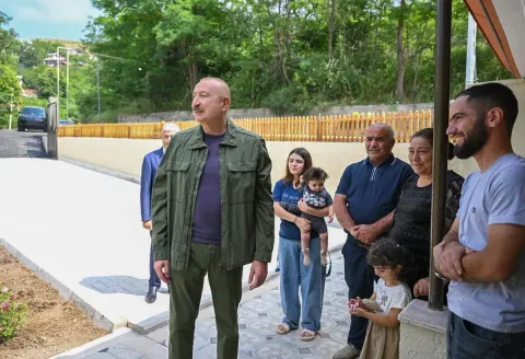 İlham Əliyev Şuşanın Kiçik Qaladərəsi kəndində görülən işlərlə tanış olub və kəndə qayıdan sakinlərlə görüşüb - YENİLƏNİB