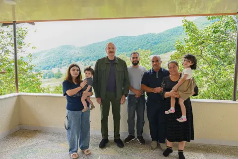 İlham Əliyev Şuşanın Kiçik Qaladərəsi kəndində görülən işlərlə tanış olub və kəndə qayıdan sakinlərlə görüşüb - YENİLƏNİB