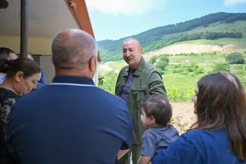 İlham Əliyev Şuşanın Kiçik Qaladərəsi kəndində görülən işlərlə tanış olub və kəndə qayıdan sakinlərlə görüşüb - YENİLƏNİB