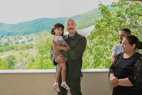 İlham Əliyev Şuşanın Kiçik Qaladərəsi kəndində görülən işlərlə tanış olub və kəndə qayıdan sakinlərlə görüşüb - YENİLƏNİB